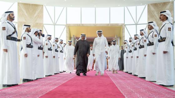 سمو الأمير يتقدم مستقبلي رئيس الإمارات