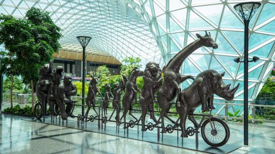 جانب من المنحوتات الفنية المعروضة