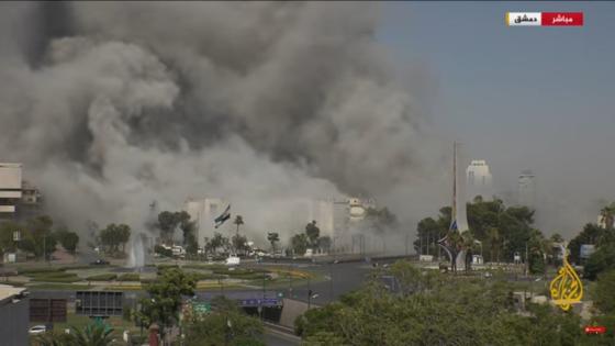 دخان متصاعد جراء الغارات الإسرائيلية على مقر وزارة الدفاع السورية
