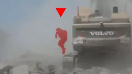 الجندي المستهدف يحاول الفرار قبل الإجهاز عليه من قبل مقاتلي القسام