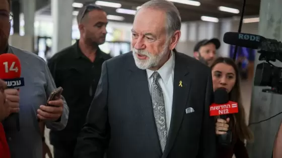 هكابي يتحدث إلى وسائل الإعلام على هامش جلسة المحاكمة