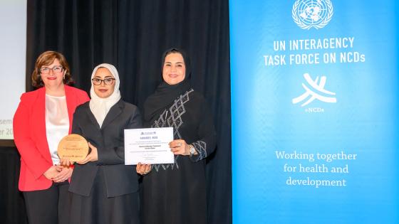 جانب من استلام الجائزة