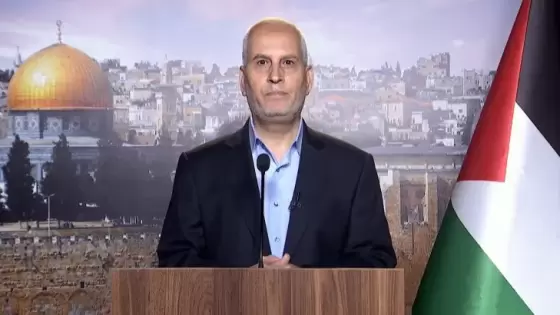 فوزي برهوم القيادي في حركة حماس خلال إلقاء البيان