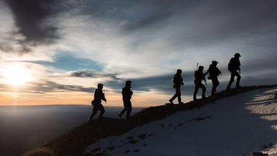 جنود من وحدة شالداغ الإسرائيليةعلى قمة جبل الشيخ السوري