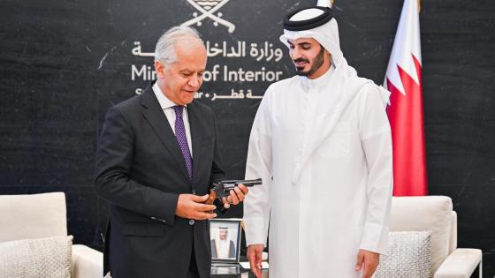 جانب من لقاء سعادة وزير الداخلية مع نظيره الإيطالي