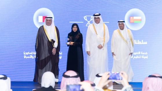 جانب من استلام الجائزة