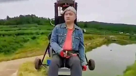 المؤثر الصيني محلقا بطائرته قبل دقائق من الحادث