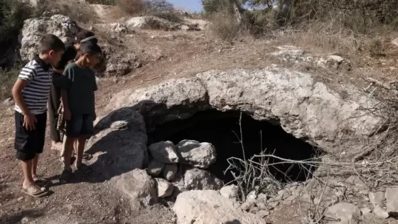 الكهف الذي استُشهد فيه الفلسطينيين الثلاثة