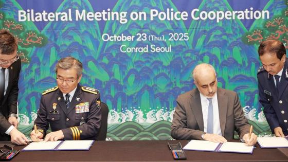 جانب من التوقيع