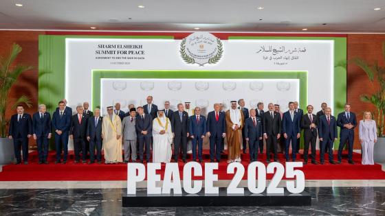 سمو الأمير خلال مشاركته في قمة شرم الشيخ للسلام