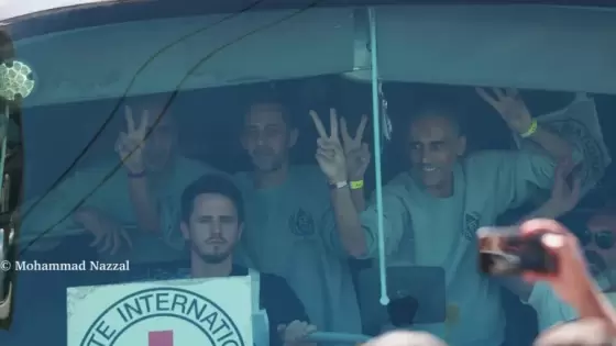 أولى لقطات للإفراج عن أسرى فلسطينيين ضمن صفقة التبادل