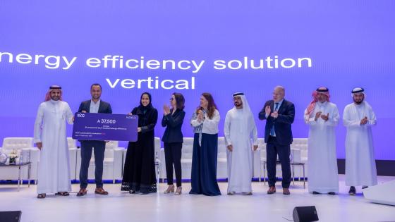 جانب من استلام الجائزة