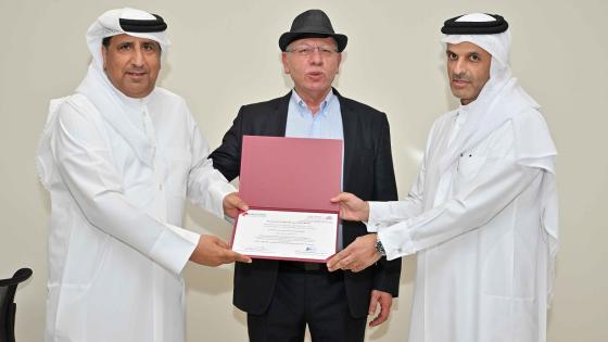 جانب من تسليم شهادات الاجتياز