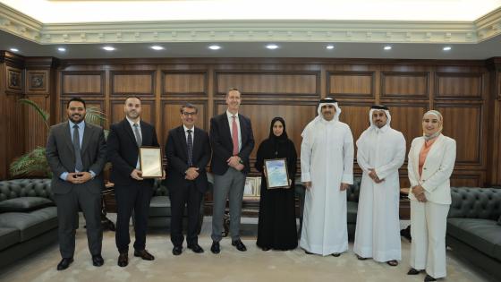 جانب من استلام شهادة التميز