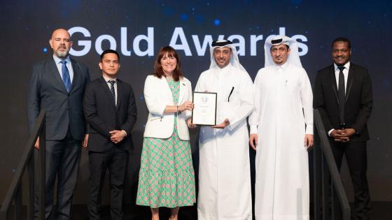 جانب من استلام الجائزة