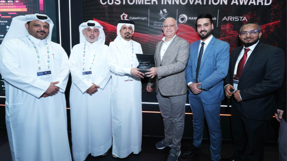 جانب من استلام الجائزة