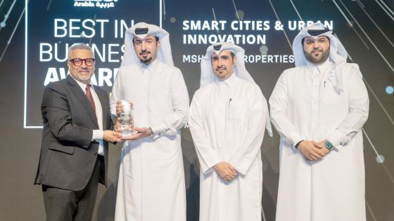 جانب من استلام الجائزة