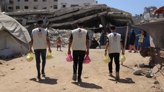 جانب من تقديم المساعدات