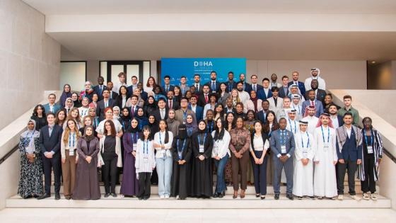 صورة جماعية لعدد من الطلاب المشاركين في المنتدى