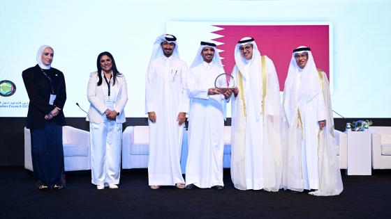 جانب من استلام الجائزة