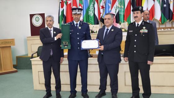 جانب من تسلم الجائزة