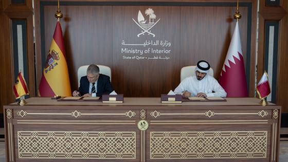 جانب من التوقيع