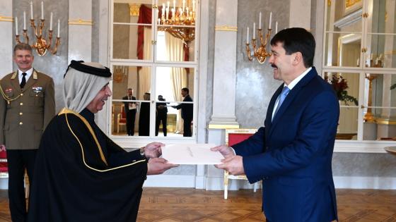 جانب من تسلم الأوراق