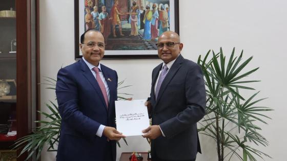 جانب من تسلم أوراق السفير