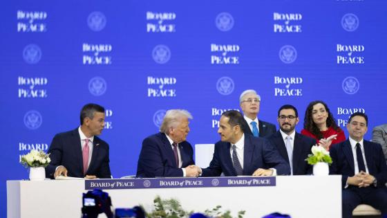 جانب من توقيع الوثيقة