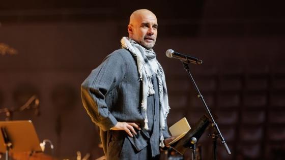 جوارديولا مرتديا الكوفية الفلسطينية خلال الحفل