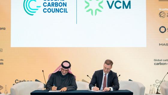 جانب من توقيع الاتفاقية