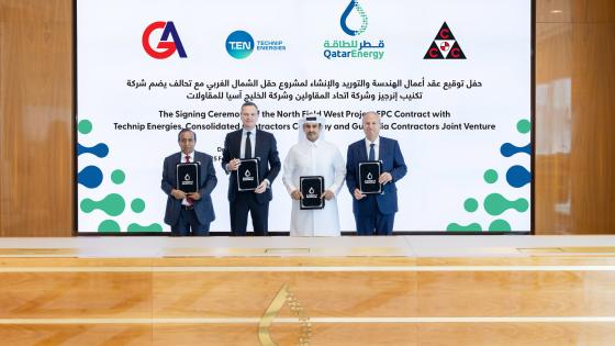 جانب من التوقيع