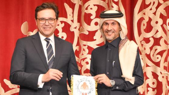 جانب من تسلم سعادة السفير القطري الشارة