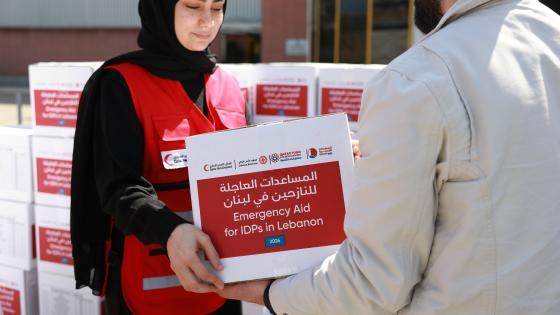 جانب من توزيع المساعدات