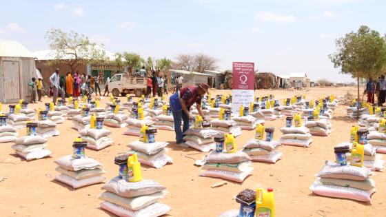 جانب من تقديم المساعدات