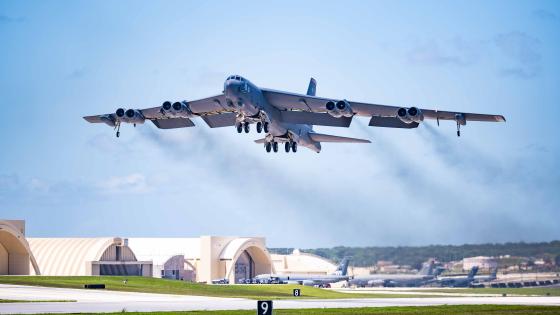 قاذفة استراتيجية أمريكية من طراز B-52
