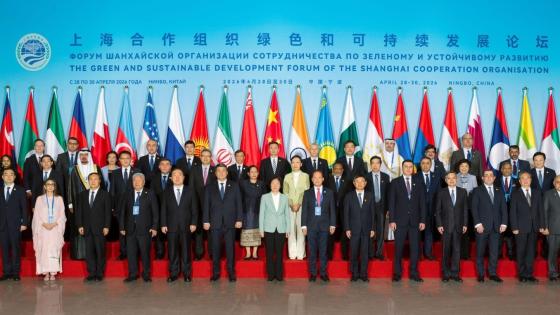 صورة جماعية للمشاركين في المنتدى