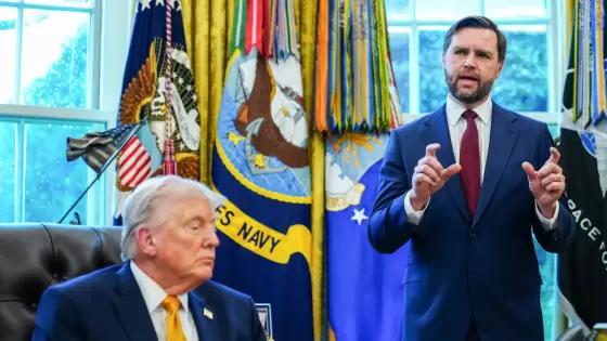 الرئيس الأمريكي دونالد ترامب ونائبه