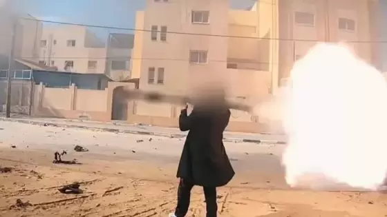 الصورة الأيقونية للشهيد حمزة وهو يطلق قذيفة الياسين 105