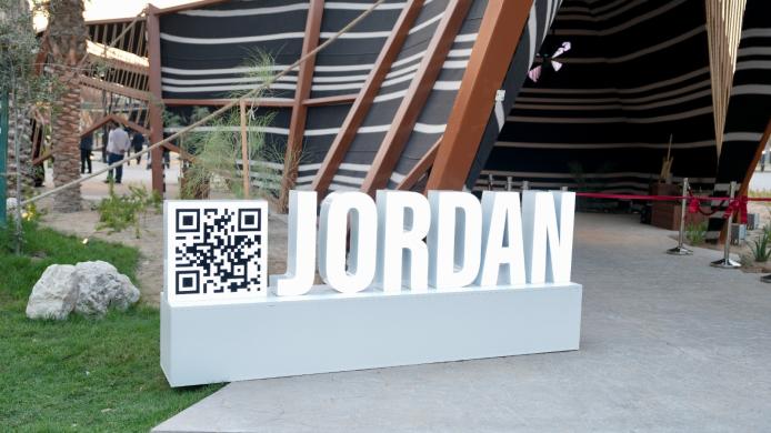 F8VE6UXWgAAoXgq.jfif