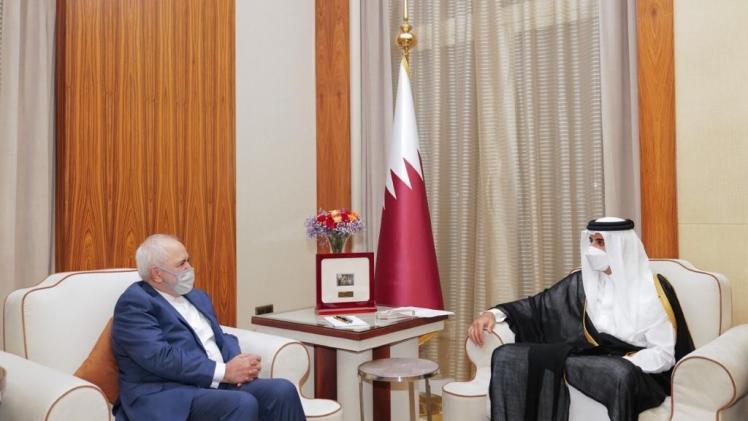 جانب من اجتماع سمو الأمير مع وزير الخارجية الإيراني