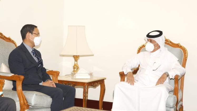 سعادة السيد سلطان بن سعد المريخي وزير الدولة للشؤون الخارجية خلال الاجتماع