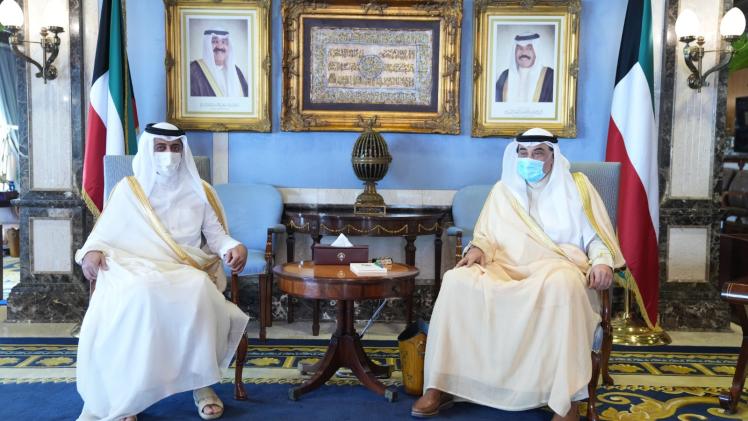 رئيس الوزراء الكويتي خلال استقباله سعادة سفير دولة قطر