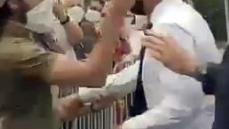 صورة تظهر صفع الرجل للرئيس الفرنسي على وجهه