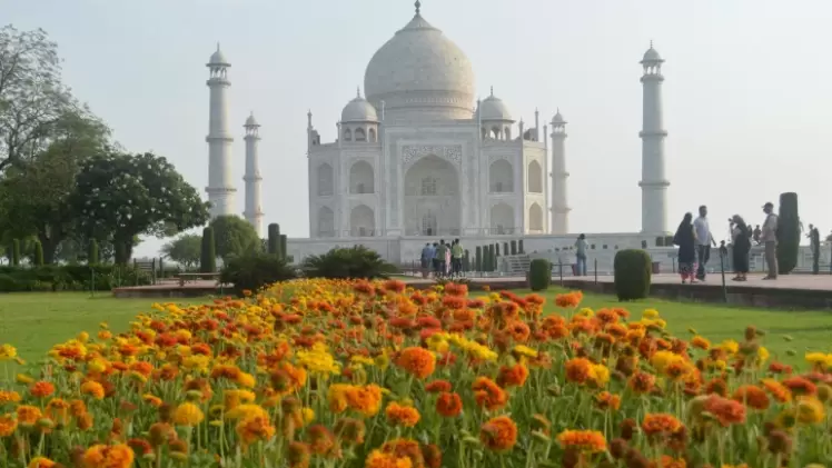 ضريح تاج محل أعيد فتحه أمام الزوار بعد تخفيف القيود في الهند