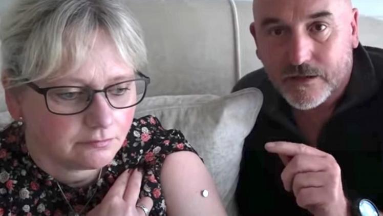 مشهد يظهر انجذاب المعادن إلى يد امرأة