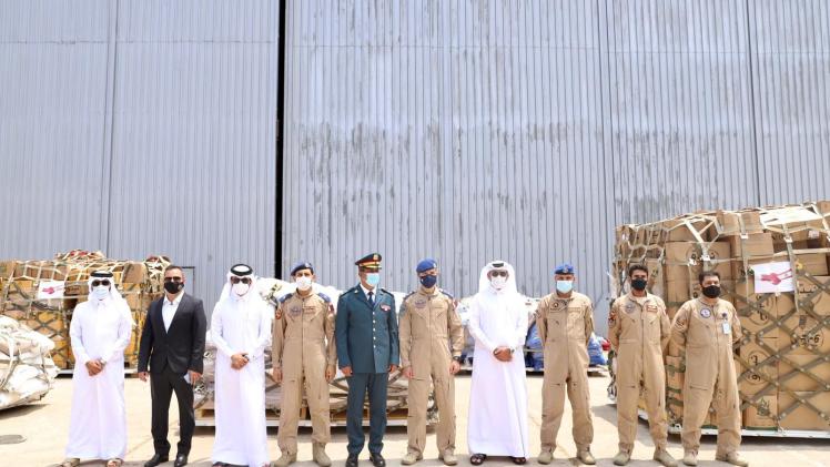 جانب من استقبال حمولة المساعدات الغذائية