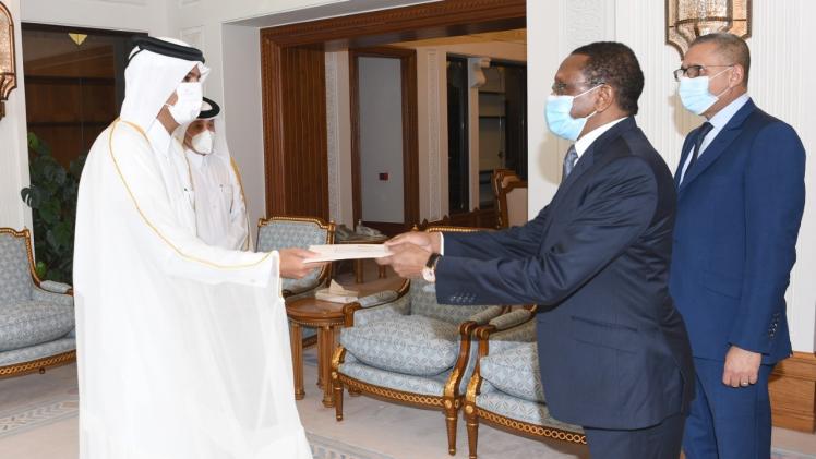 معالي رئيس مجلس الوزراء خلال تسلمه الرسالة من وزير خارجية تشاد