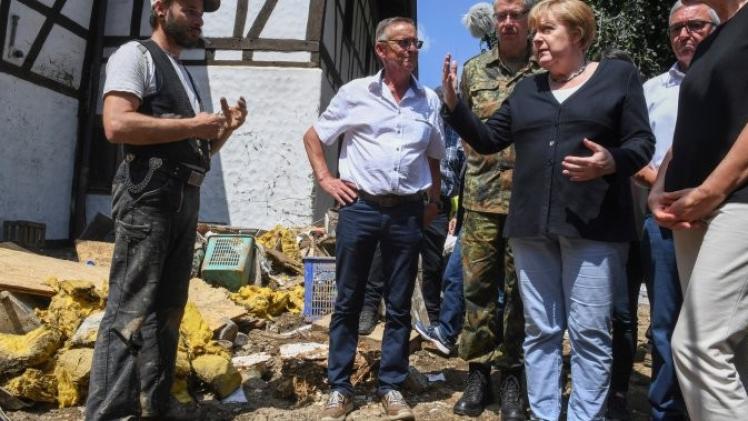 أنجيلا ميركل خلال زيارة لها بالمنطقة المتضررة من كارثة الفيضانات غرب ألمانيا