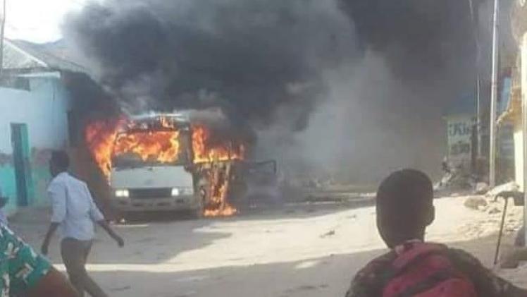 آثار التفجير الذي استهدف الحافلة الرياضية